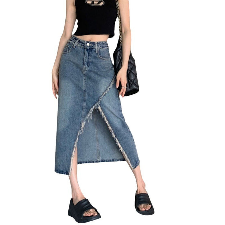 Kvinnelig denim midi skjørt med asymmetrisk kant Skjora