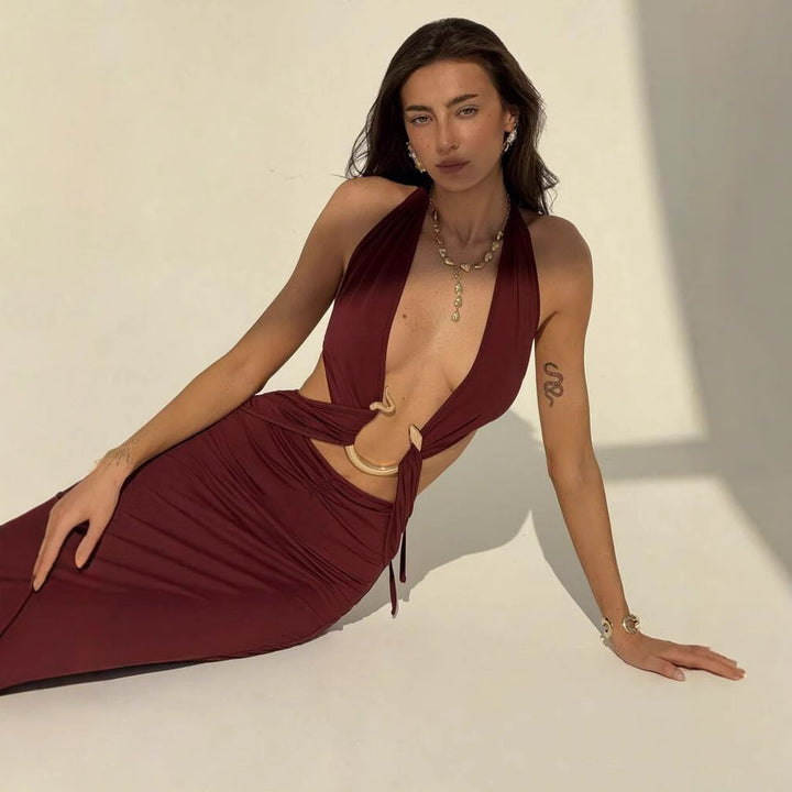Dame Maxi-kjole med forførende halterneck og elegante cut-out-detaljer Skjora