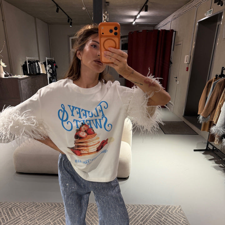 Kvinners oversized sweatshirt med iøynefallende fjærermser