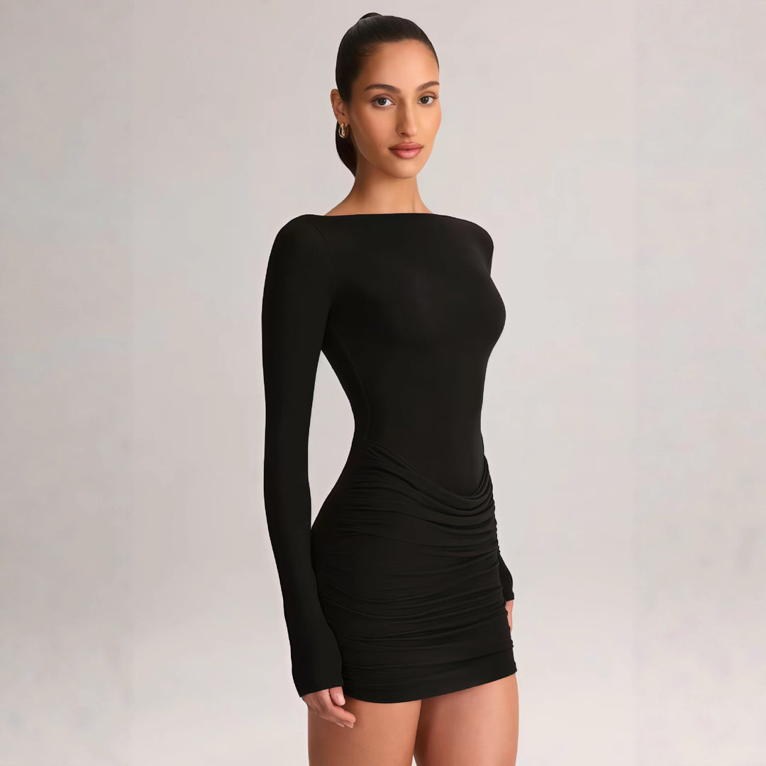 Kvinne figurvennlig mini kjole med off-the-shoulder design og elegant draping