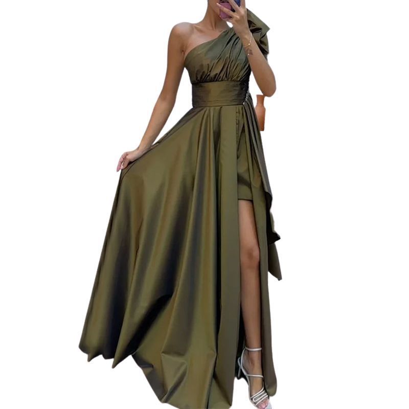 Kvinne Asymmetrisk Kveldsdrakt med Dyp Splitt og Elegant Drapering