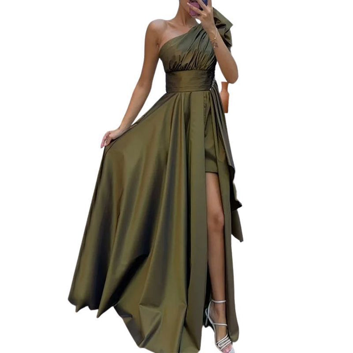 Kvinne Asymmetrisk Kveldsdrakt med Dyp Splitt og Elegant Drapering