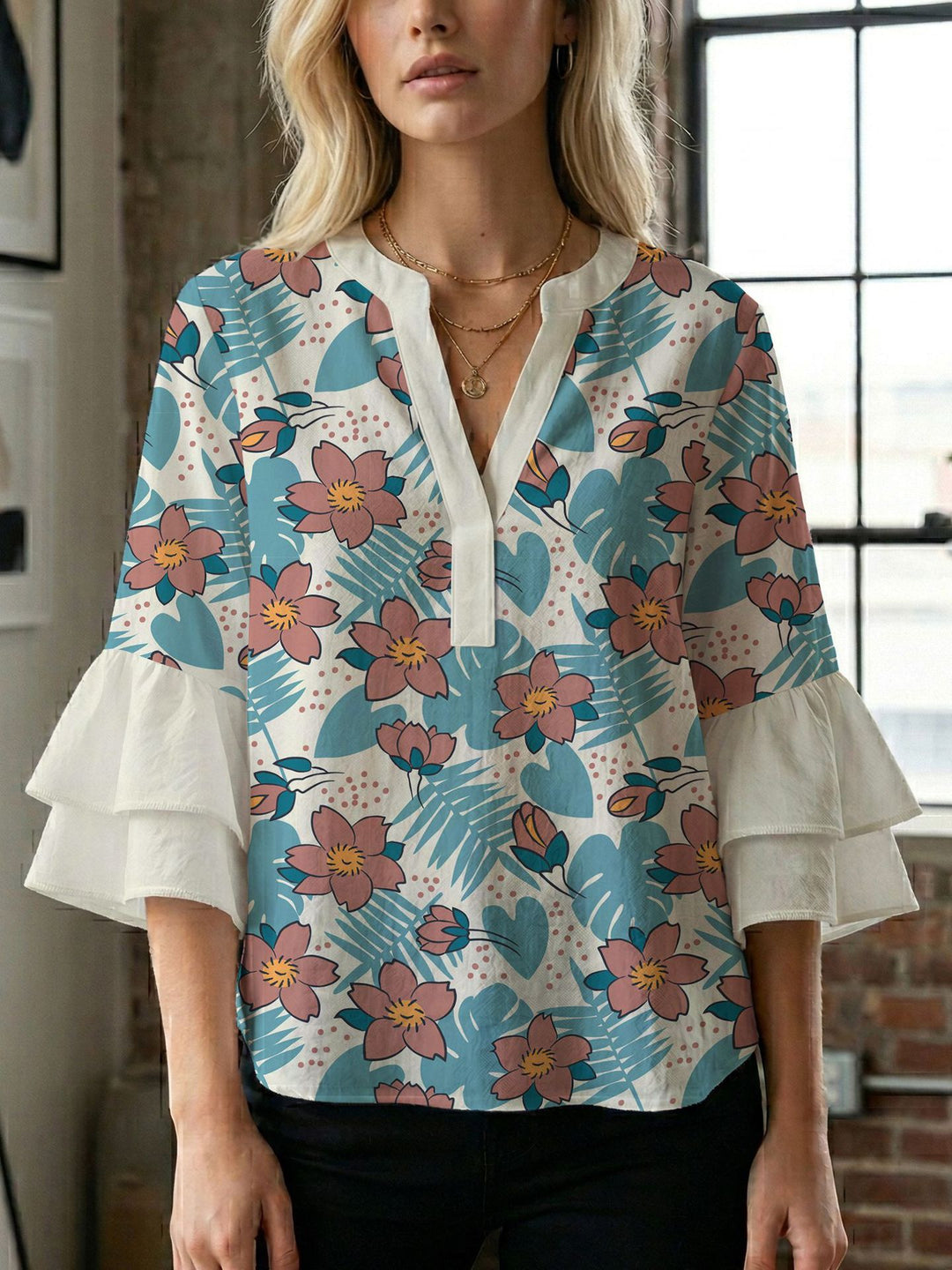 Damebluse med vakker blomstermønster Skjora