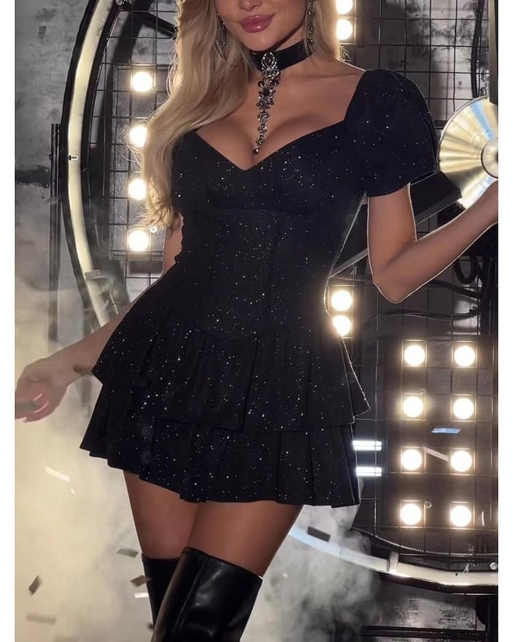 Kvinnes Glamorous Mini Kjole med Voluminøse Ermer og Funklende Akenter