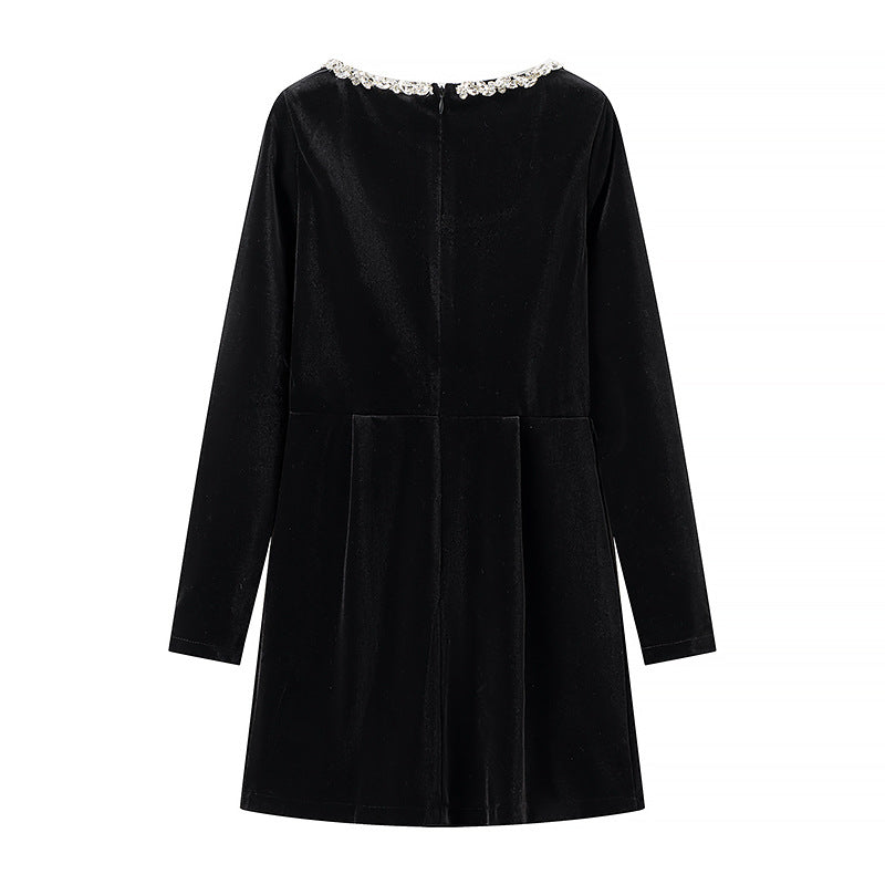 Kvinnevelourkjole med elegant dekorativ juvelkrage Skjora
