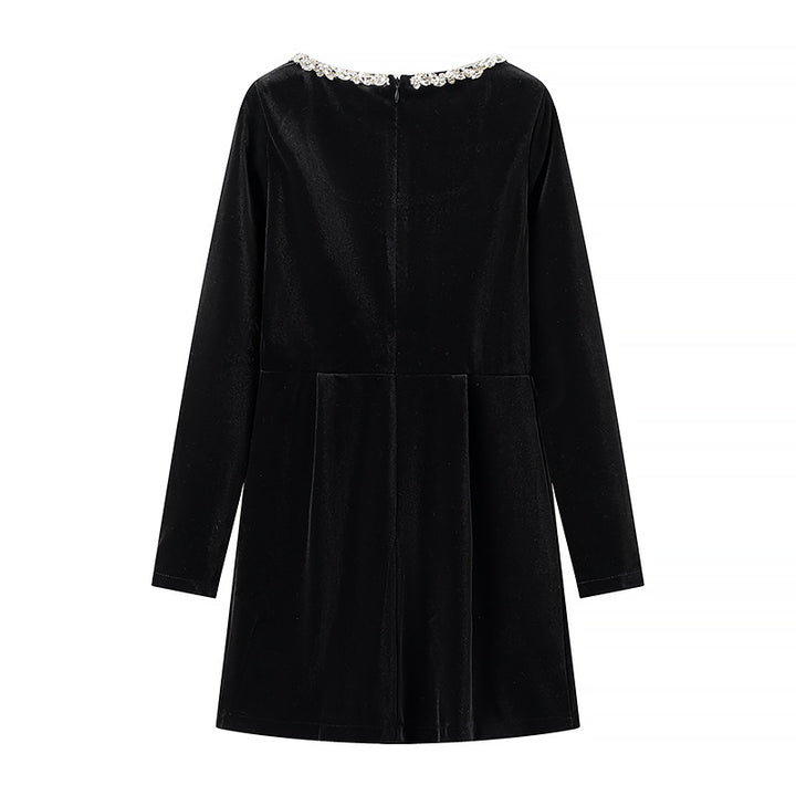 Kvinnevelourkjole med elegant dekorativ juvelkrage Skjora
