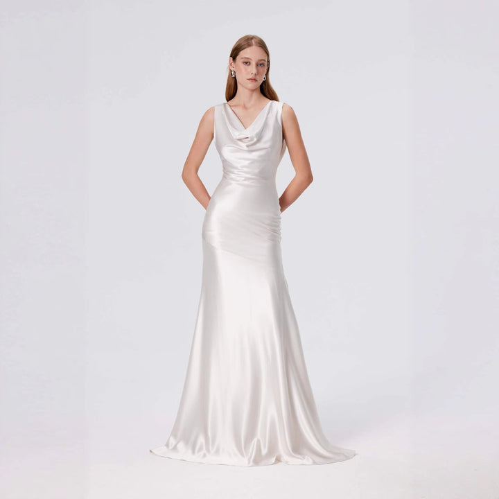 Dame elegant aftenkjole med flytende satin og raffinert utringning Skjora