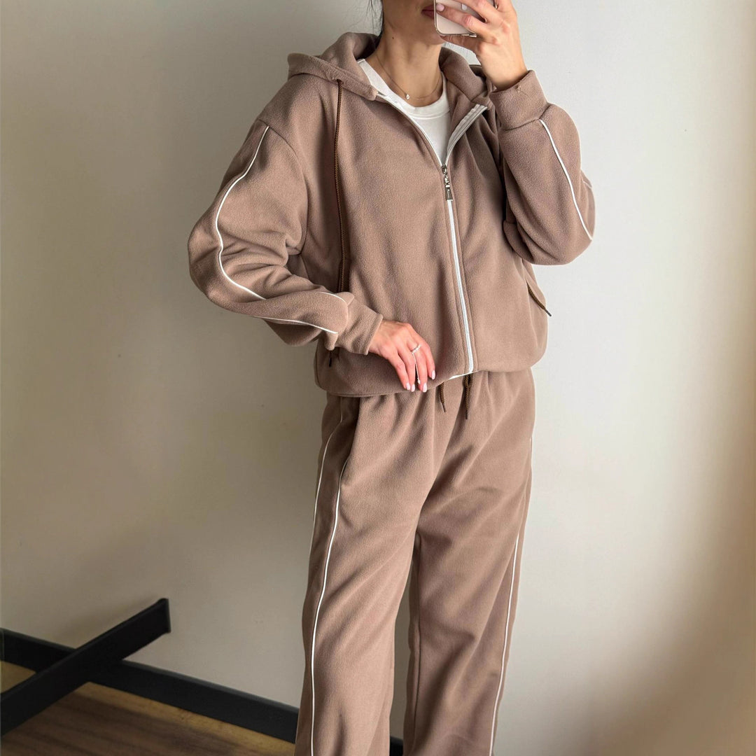 Kvinnelig sporty fleece treningsdrakt sett med glidelås og sidestrimler Skjora