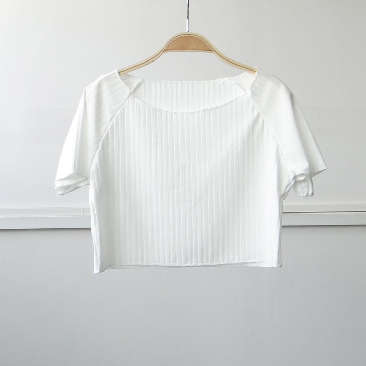 Dame moteriktig kortermet crop-top med stilfullt foldedesign Skjora