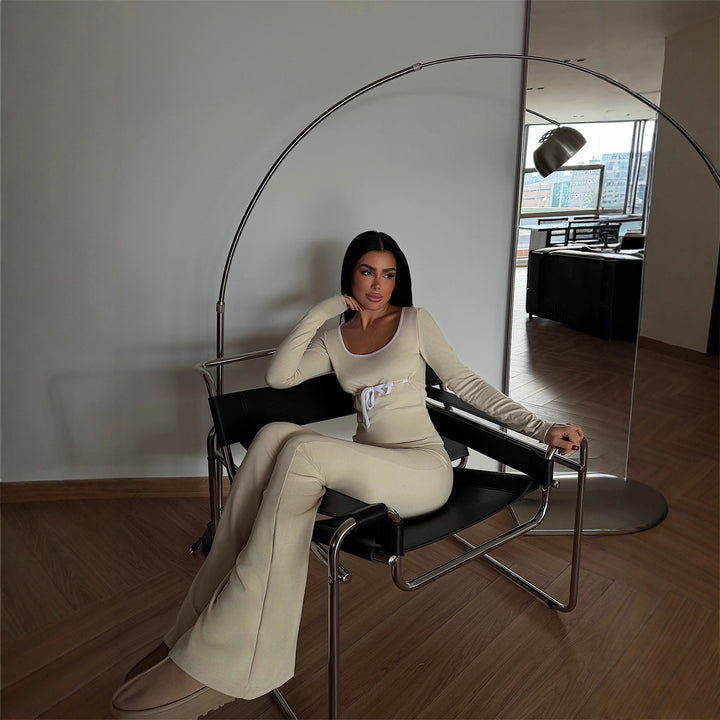 Kvinnes elegant jumpsuit med dyp V-hals og tettsittende silhuett Skjora