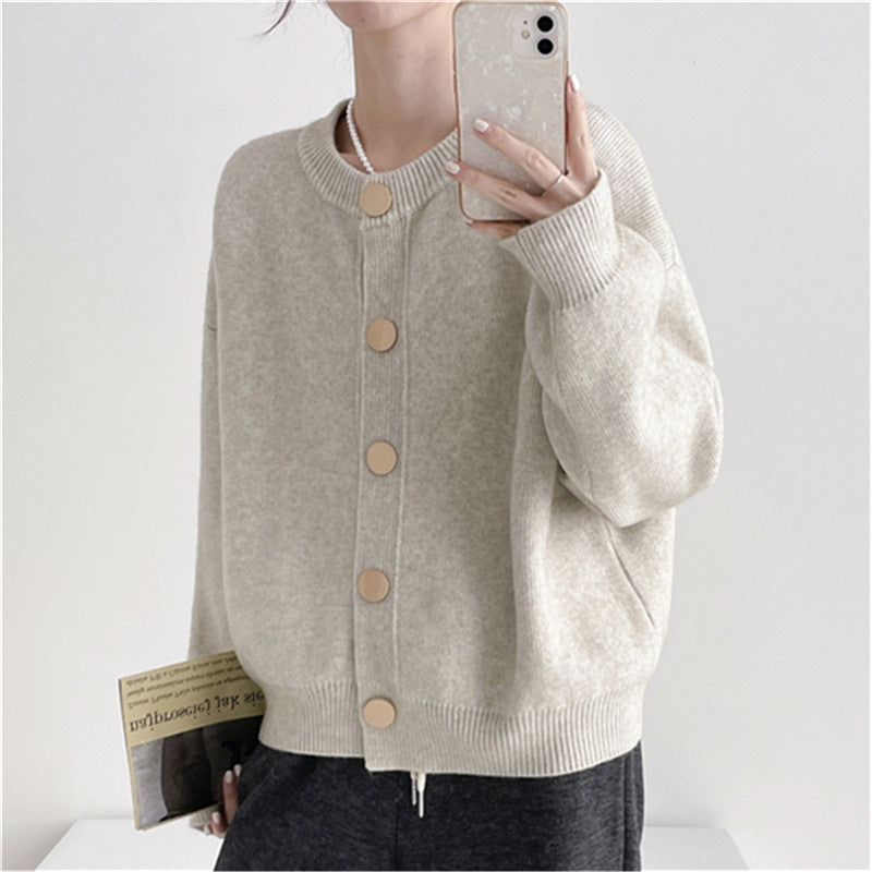 Kvinnens fashionable strikket cardigan med knappdetaljer og mykt materiale Skjora