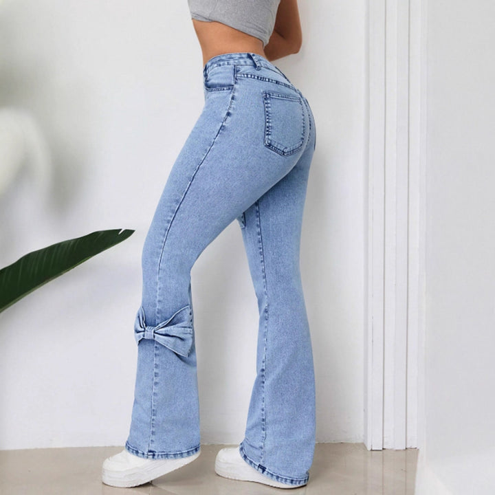 Dame utslåtte jeans med dekorative sløyfer Skjora