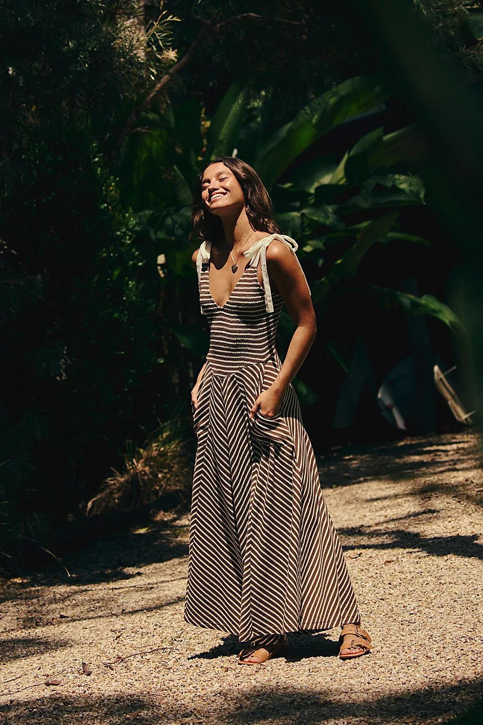 Damer Maxi Sommerkjole med lekne stropper og elegant V-hals