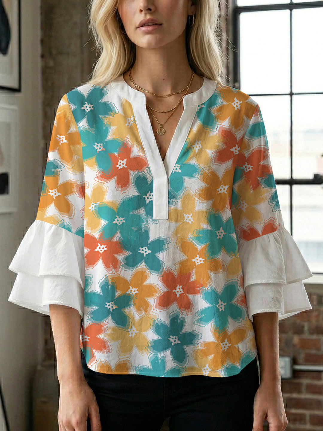 Damebluse med voluminøse ermer og blomsterdesign Skjora