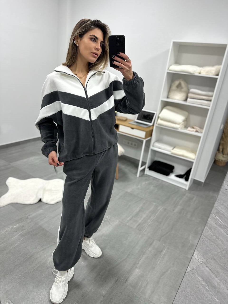 Kvinne kort tracksuit med kontrastfarge aksenter Skjora