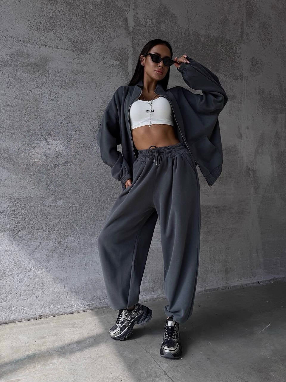 Damesoufit med oversized jakke og komfortable joggebukser