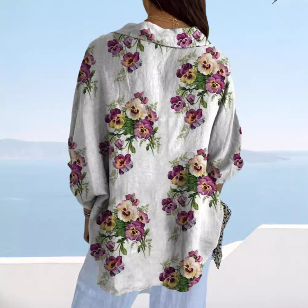 Damebluse i blomsterdesign med skjult knappelukking Skjora