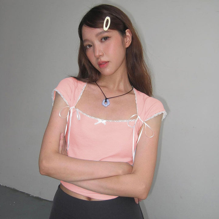 Dame Crop-top med justerbare spaghetti-stropper og elegante knute-detaljer Skjora