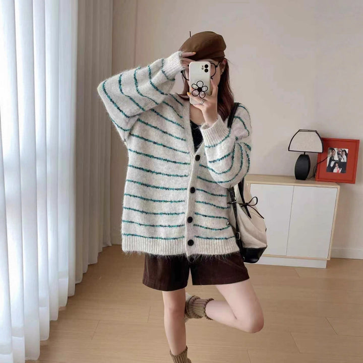 Kvinnens chunky strikket cardigan med fargede striper og moderne snitt Skjora