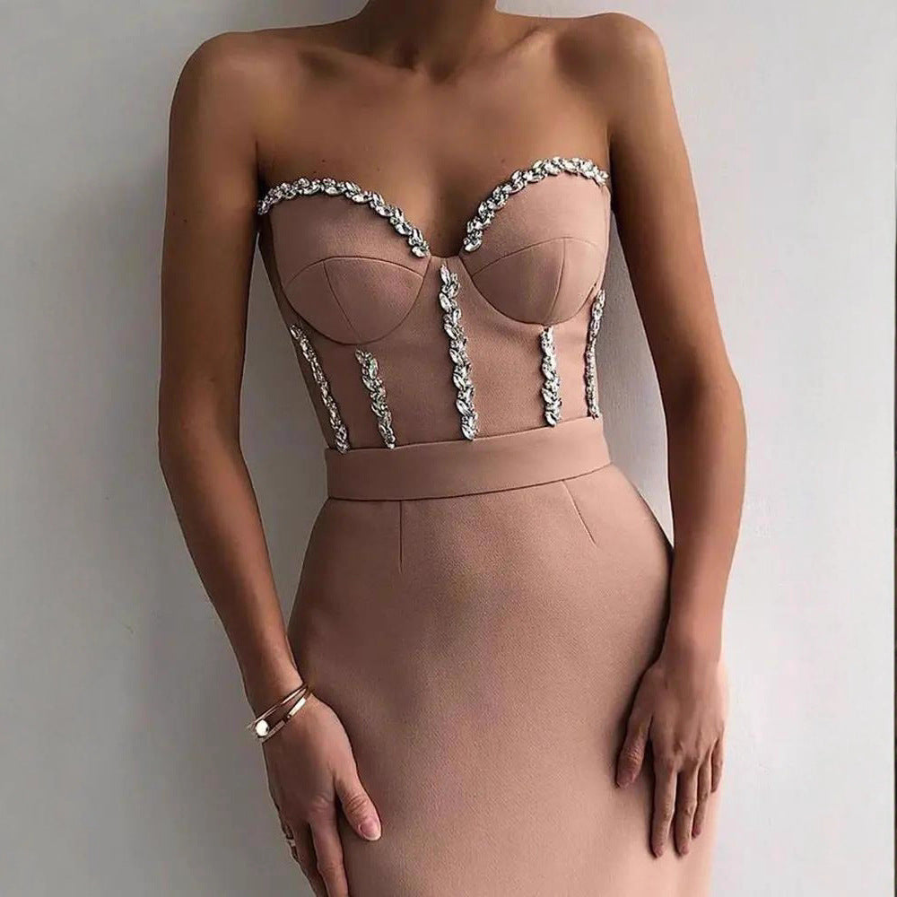 Kjole til kvinner med figurnær passform til kveld med elegant bustier-look og glitrende applikasjoner