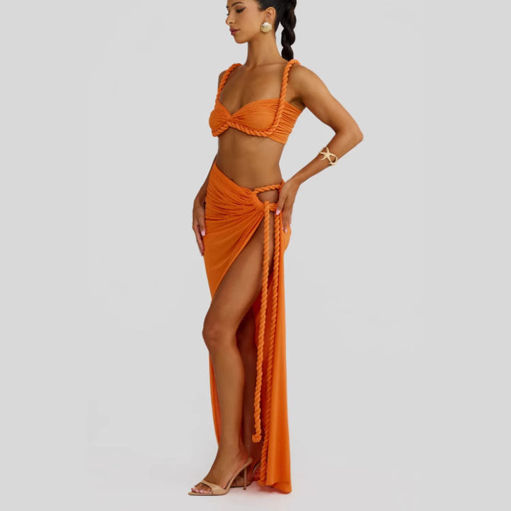 Kvinnes bikini sett med elegant omslagstoff og kunstneriske snøre detaljer Skjora