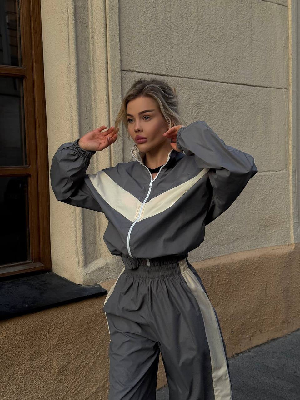 Kvinners sporty funksjonelle jakke med høy krage og glidelås Skjora