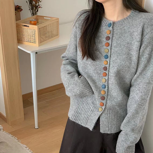Kvinne cardigan med fargerike knappedetaljer og mykt filtet materiale Skjora
