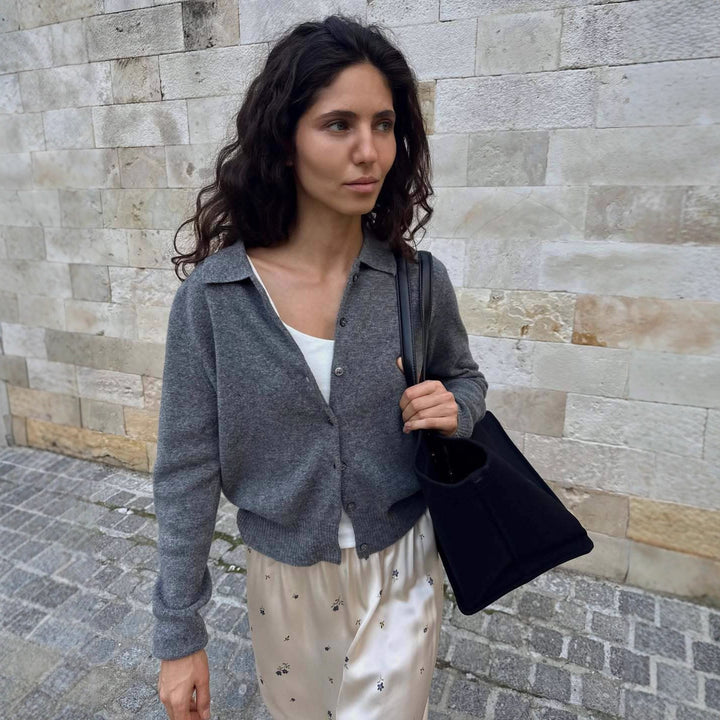 Dame cardigan med tidløs design og elegant knappestolpe Skjora