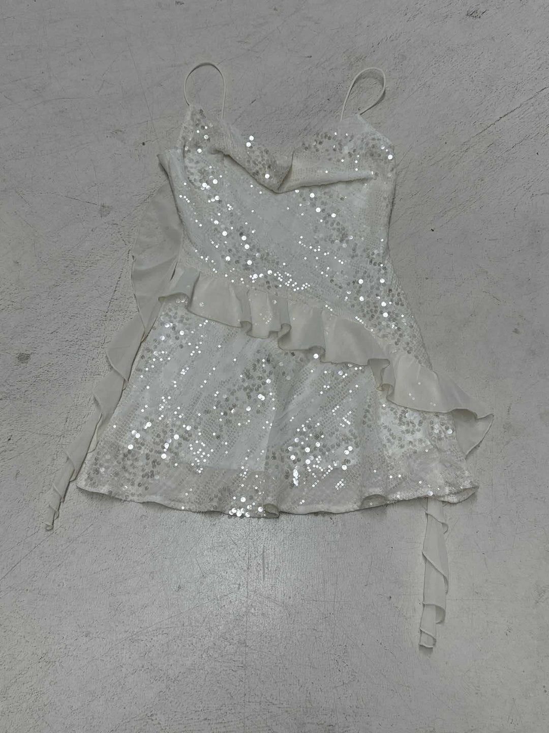 Damen Glitrende Festkjole med Volangdetaljer Skjora