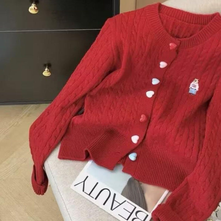 Kvinnens fashionable cardigan med hjerteknapper og helmønster Skjora
