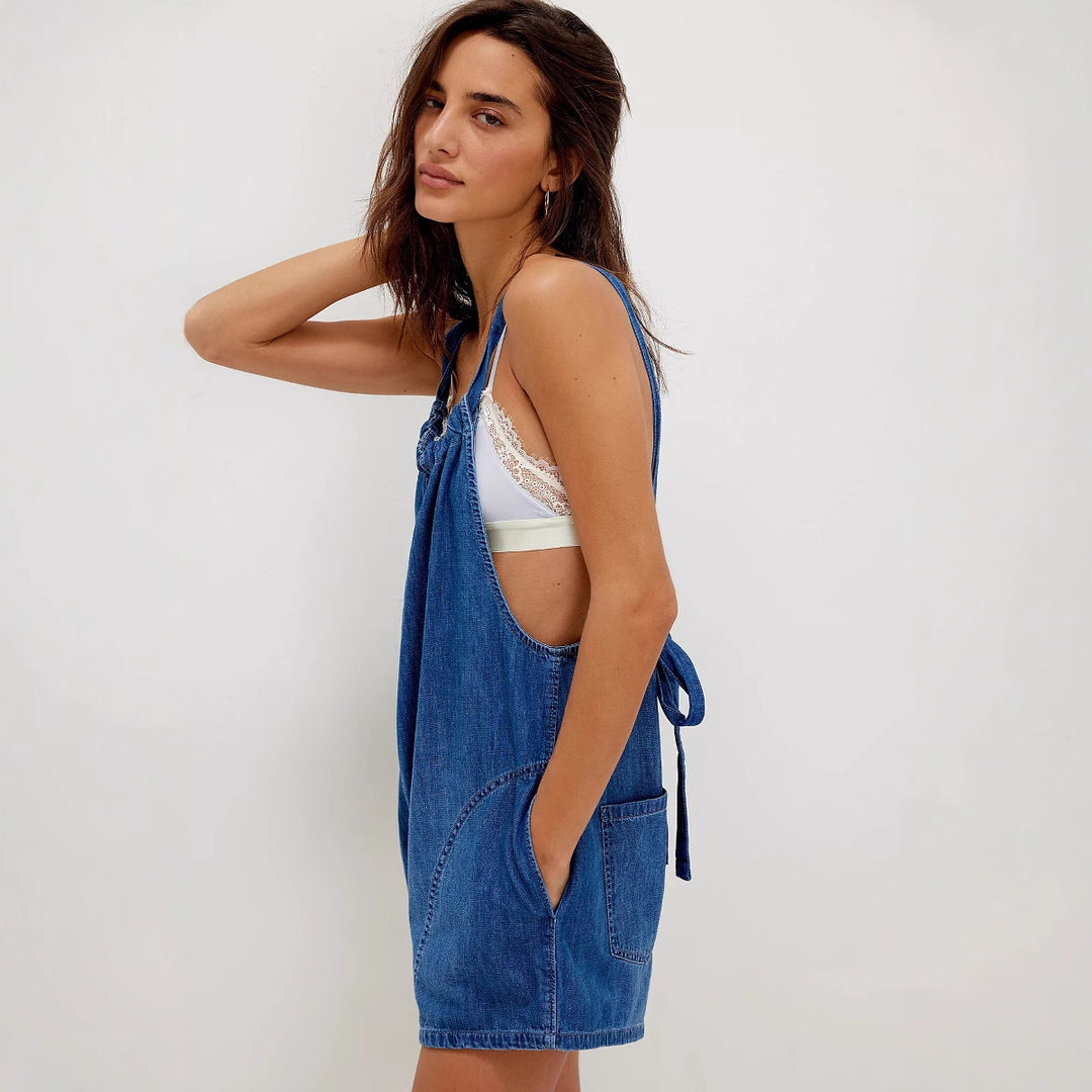 Kvinnenes denim jumpsuit med leken cut og justerbare stropper