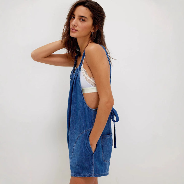 Kvinnenes denim jumpsuit med leken cut og justerbare stropper