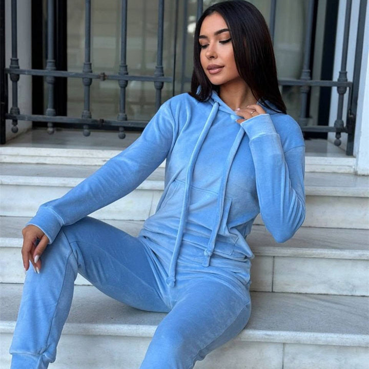 Kvinnelig elegant fløyels loungewear-sett med hette og elastiske mansjetter Skjora
