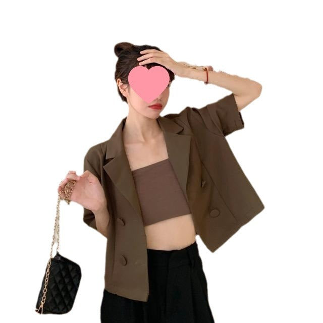 Dame kort blazer med dobbel knappestolpe og moderne snitt