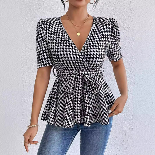 Dame omslagsbluse med uvanlig rutemønster og figursydd design Skjora
