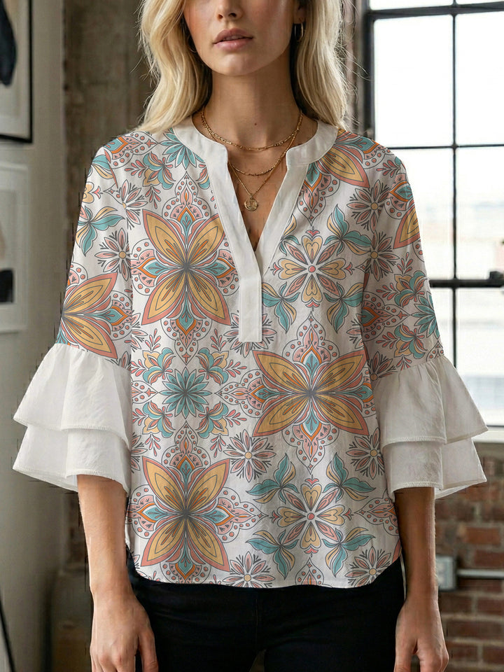 Damebluse med voluminøse puffermer og kreativt blomstermønster Skjora