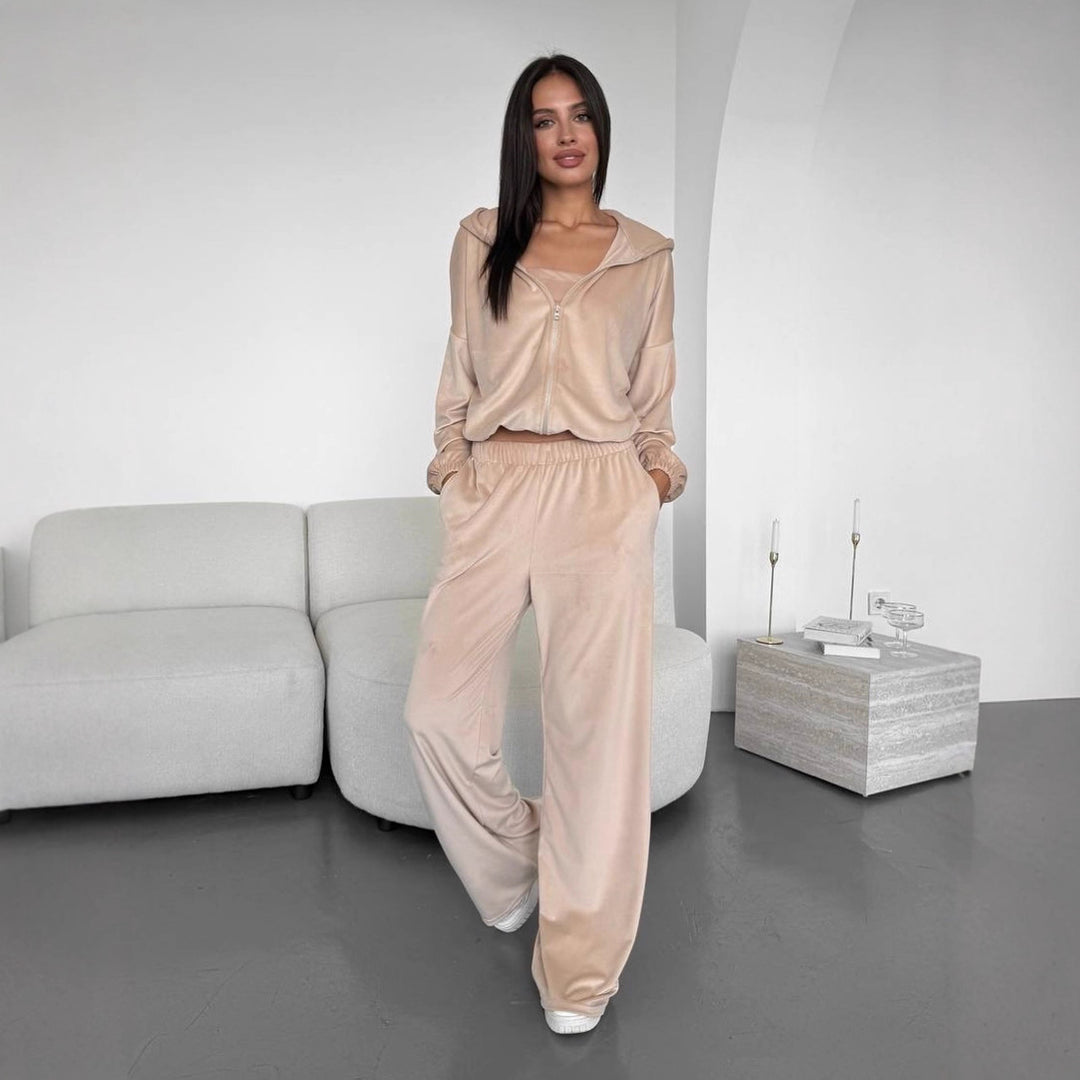 Dame komfortabel lounge suit laget av mykt materiale med hettegenser og løs passform Skjora