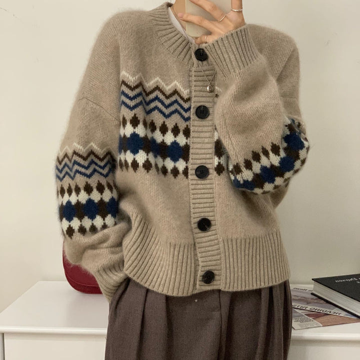 Kvinnelig moderne cardigan med slående jacquardmønster Skjora
