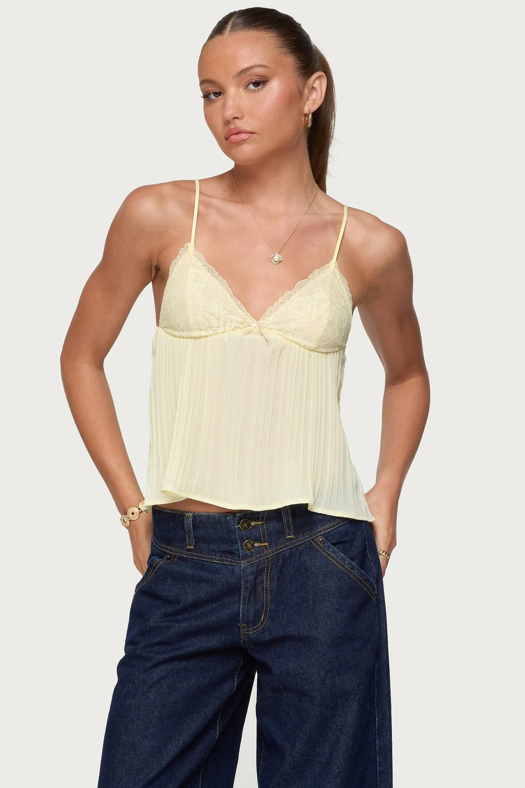Damen Chiffon Top mit Spitzenakzenten und plissiertem Design Skjora