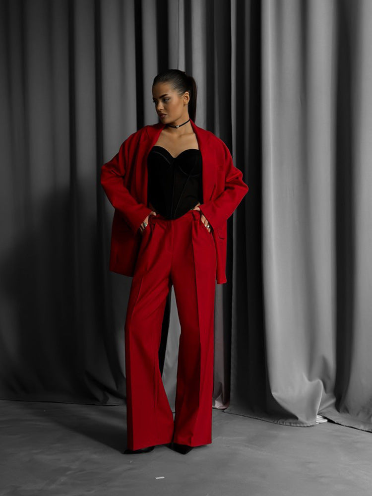 Kvinnelig elegant to-dels sett med oversized blazer og vide bukser Skjora