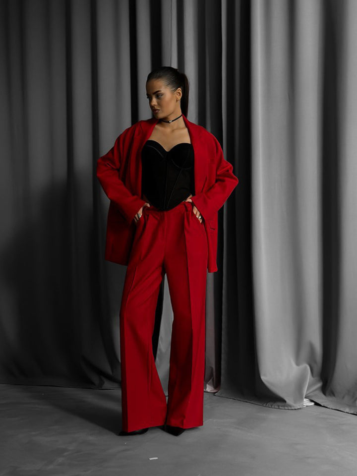 Kvinnelig elegant to-dels sett med oversized blazer og vide bukser Skjora