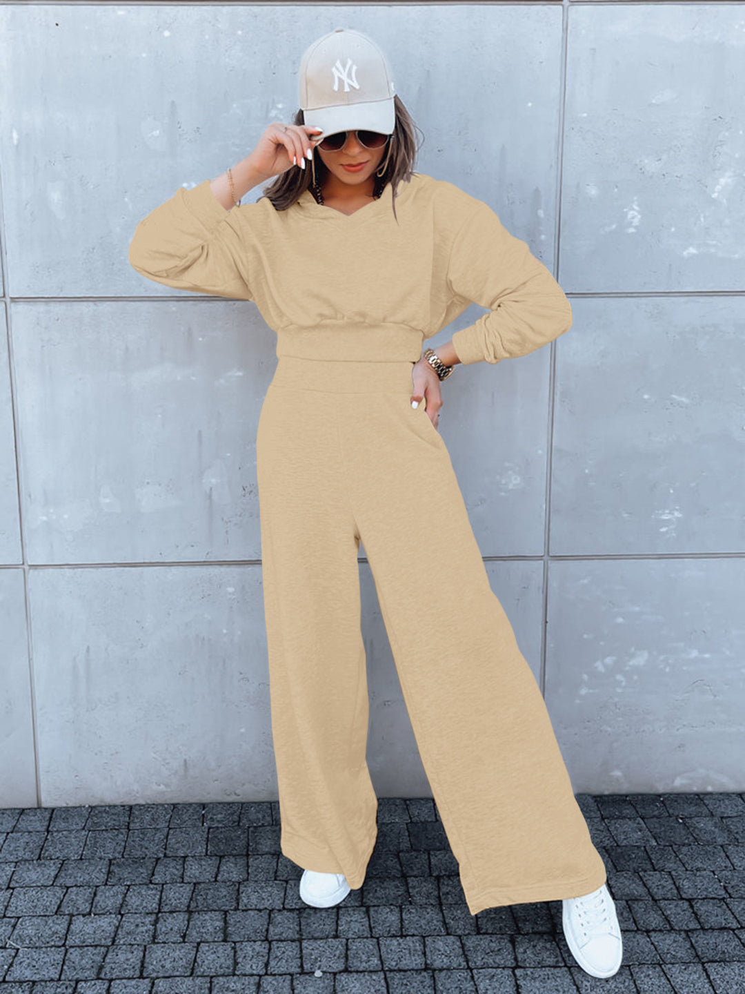 Kvinne casual jumpsuit med vide ben og praktisk hette Skjora
