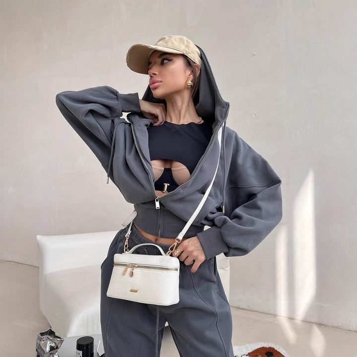 Dame casual og fashionable fritidssett med cropped hoodie og vide bukser Skjora