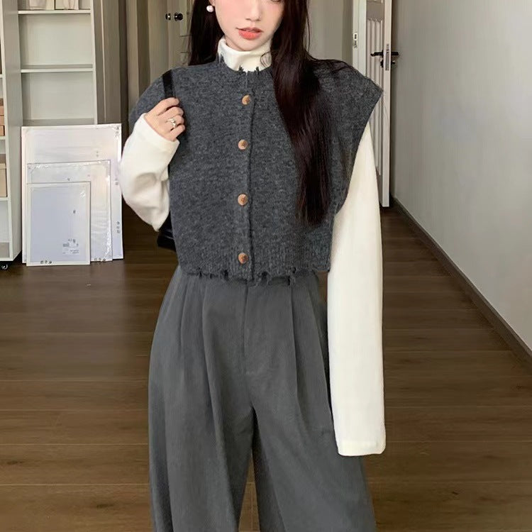 Kvinne cropped cardigan med splittet kant og detaljer med treknotter Skjora