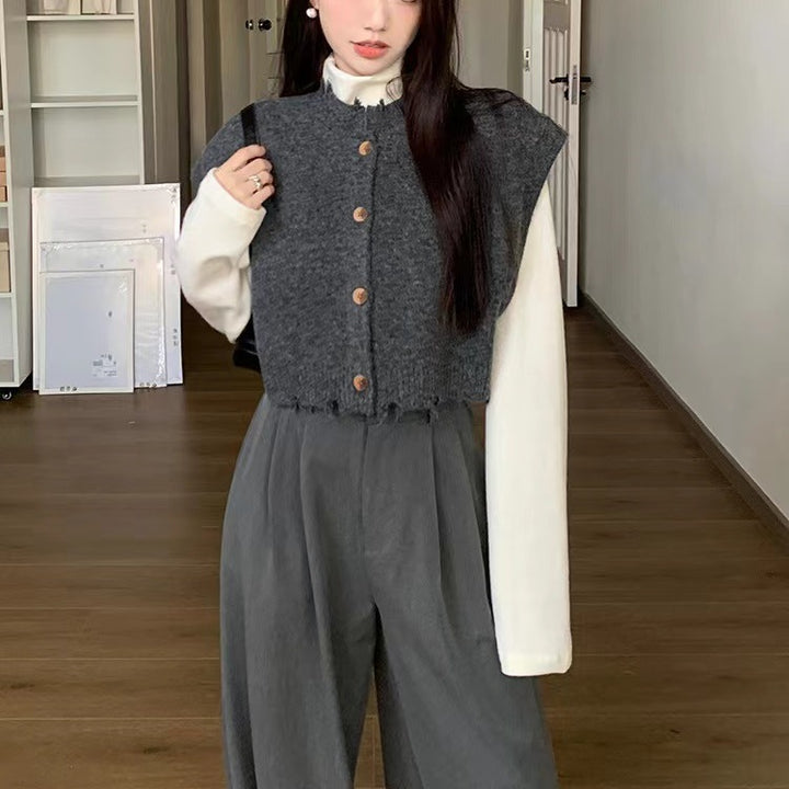 Kvinne cropped cardigan med splittet kant og detaljer med treknotter Skjora