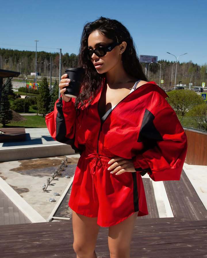 Women's Sporty Short-Sleeved Set with Trendy Jacket and Comfortable Shorts Skjora