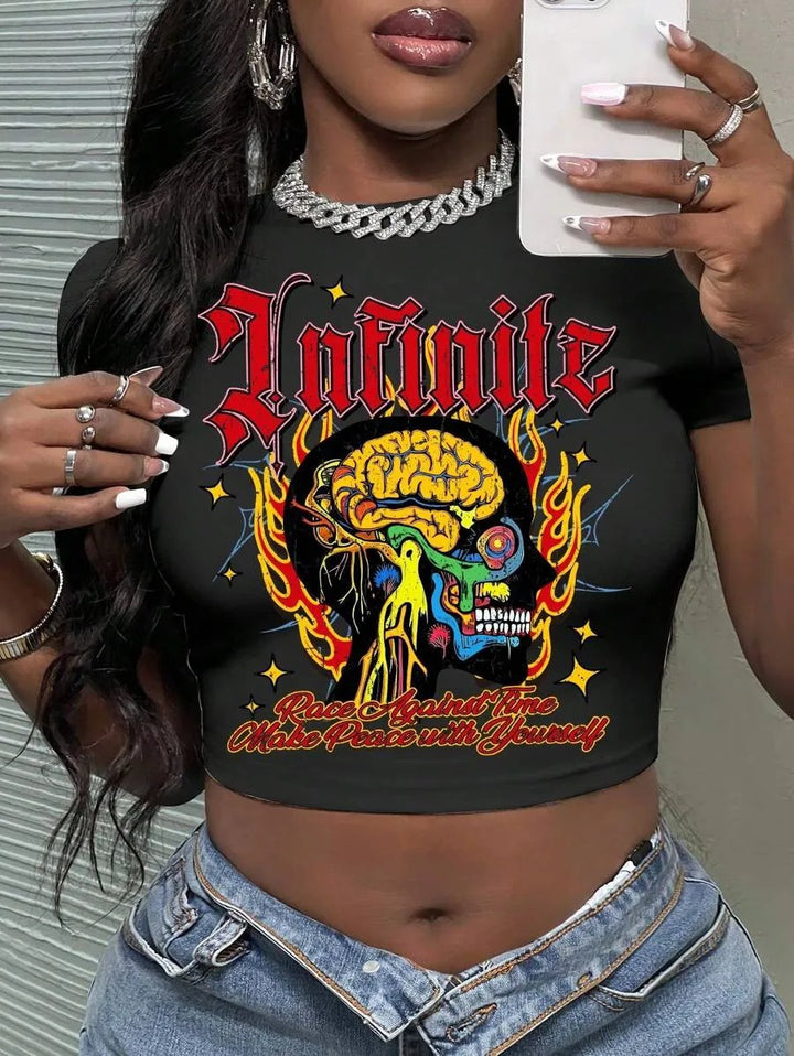 Dame Crop-Top med kunstnerisk statement-trykk Skjora
