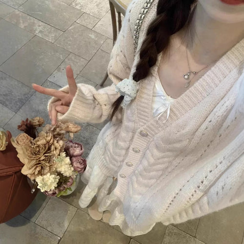 Kvinne cardigan med kabelmønster og blomsterdetalj Skjora