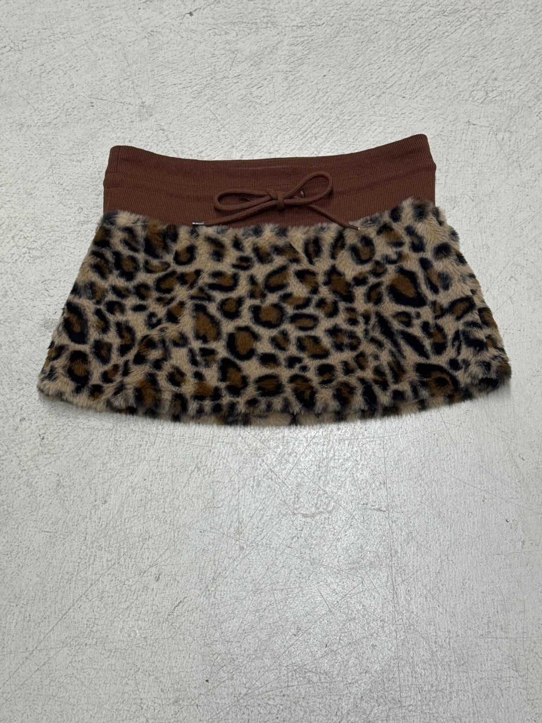 Dame skjørt i elegant leopardmønster med elastisk midje og utskåret detalj Skjora