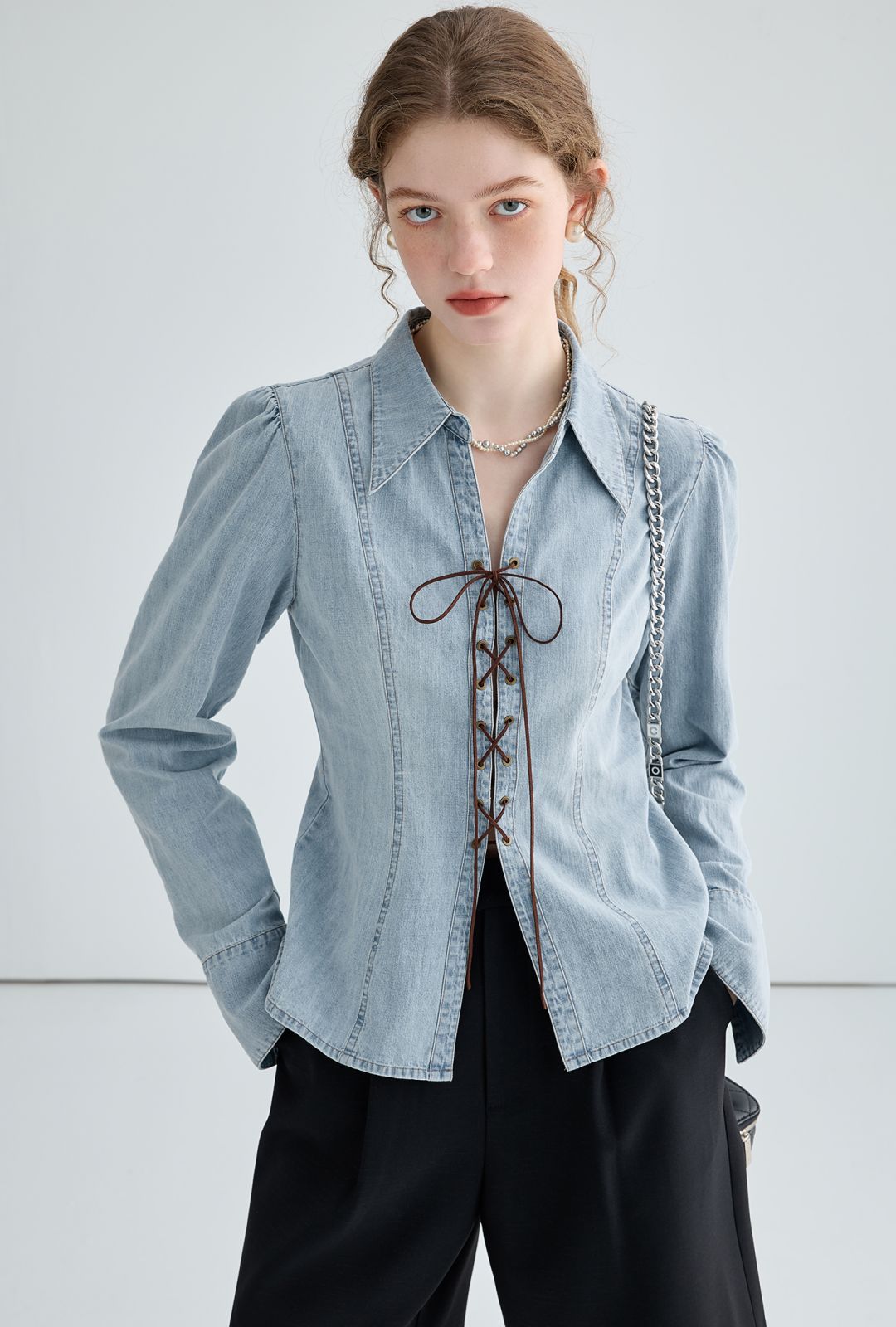 Damejeansbluse med lekne snøredetaljer og elegant snitt